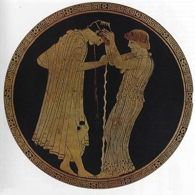 Žena má bohatě řasený, dlouhý a plisovaný peplos iónského typu, muž řasený plášť